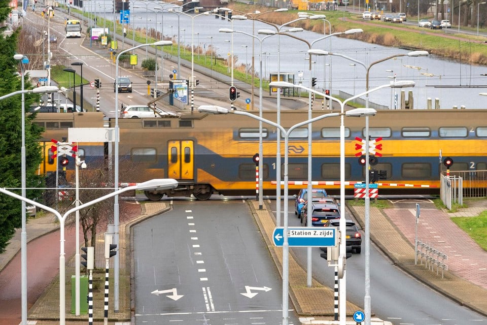 De beruchte spoorwegovergang aan de Helderseweg.
