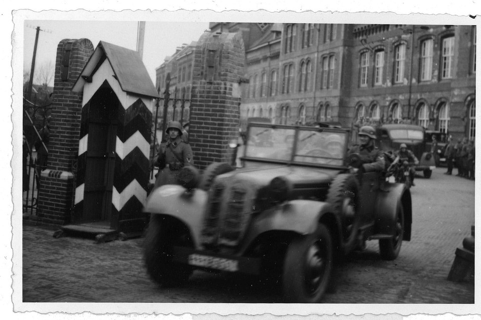Het Totenkopregiment van de Waffen-SS onderweg van Amersfoort naar Amsterdam om de Februaristaking neer te slaan.