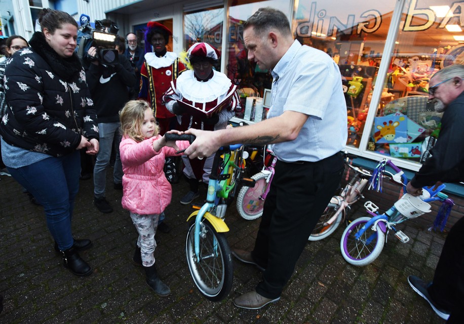 Divanna (6) krijgt haar fiets van Jan Kooijman.