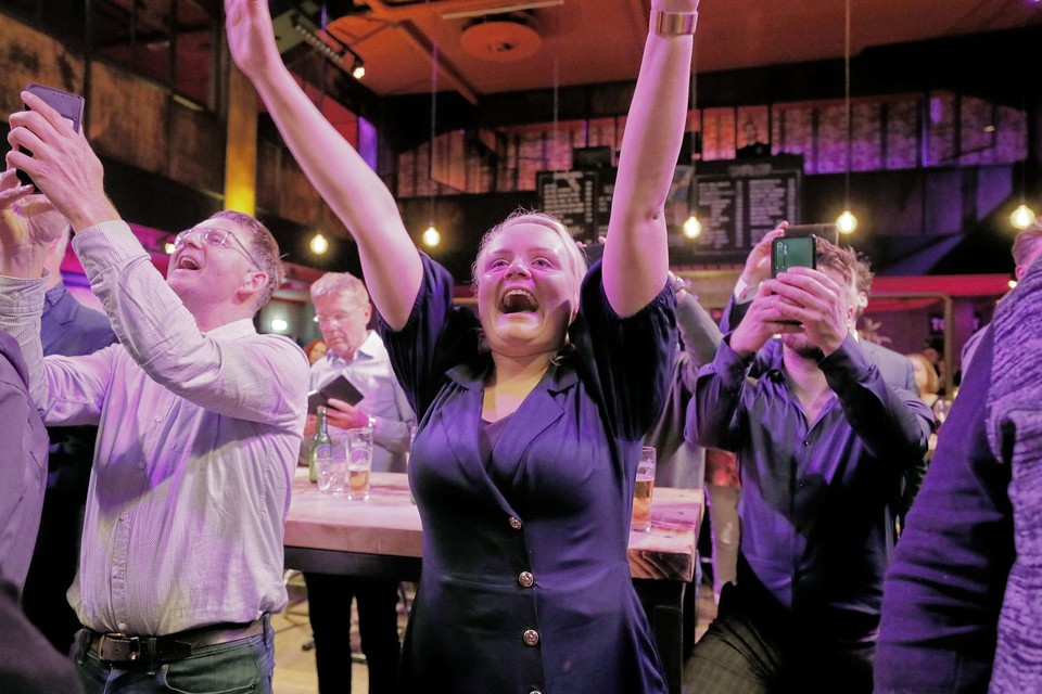 Puck de Nijs (CDA) viert de overwinning tijdens de verkiezingsavond in Schagen, afgelopen maart.