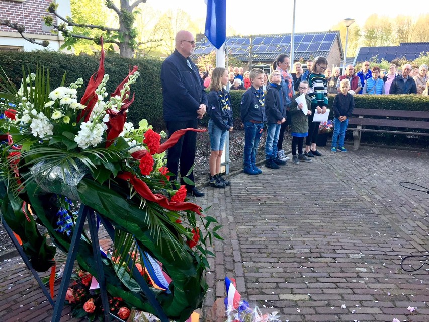 In Dirkshorn waren kinderen van De Regenboog bij de herdenking betrokken. Ze lazen een gedicht voor en legden bloemen.