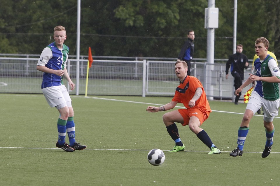Jasper de Bie (links) was zaterdag een constante plaag voor de verdediging en vooral voor de jonge Sporting Andijk-verdediger Wout Sierkstra.