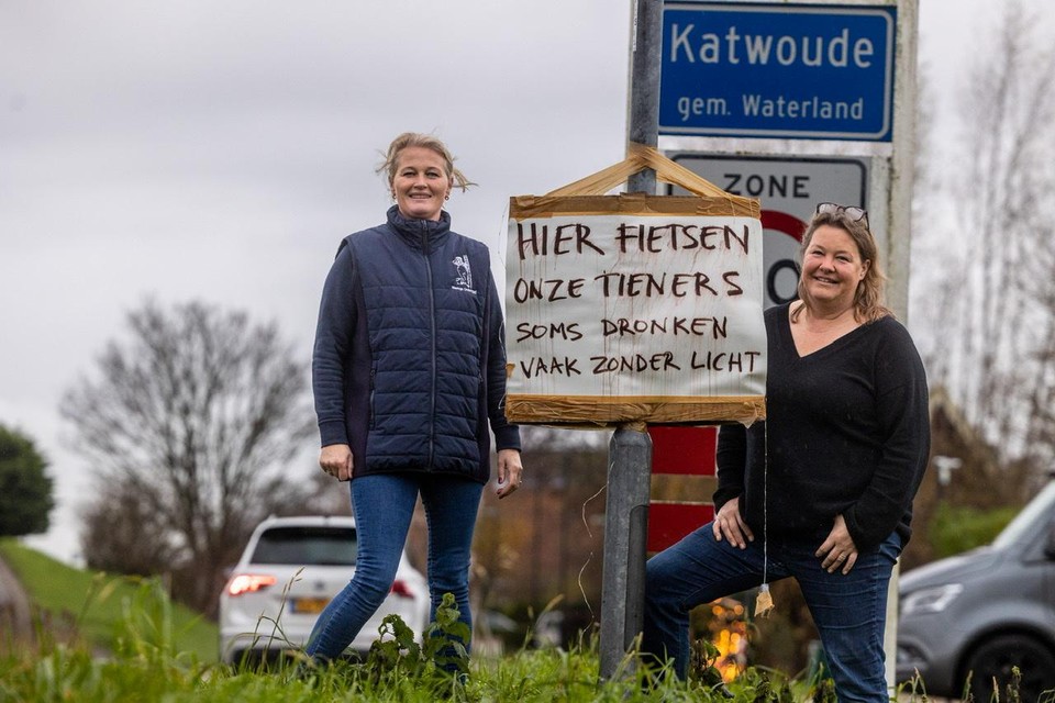 Chantal Wiering (links) en Philine van der Vegte strijden voor een veiliger Hoogedijk waar minder hard gereden wordt.