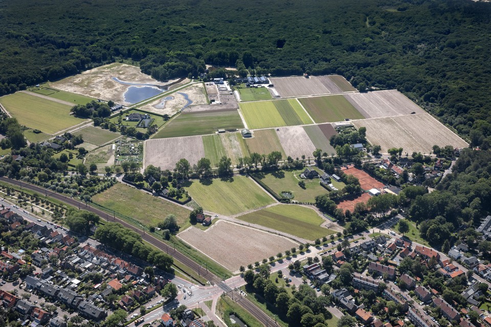 Een luchtfoto uit 2019 van de Zanderij, het open stuk ten westen van spoor in Castricum