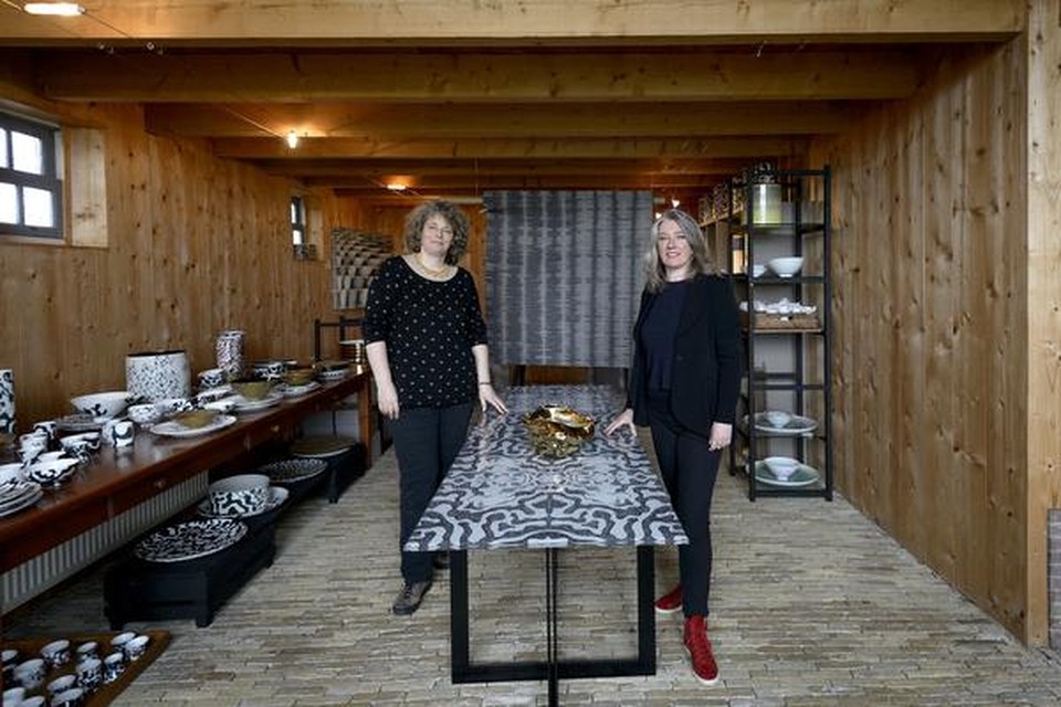 Mariëtte Wolbert (r) en Inge Be ˇcka gaan naar Milaan voor een meubelbeurs.