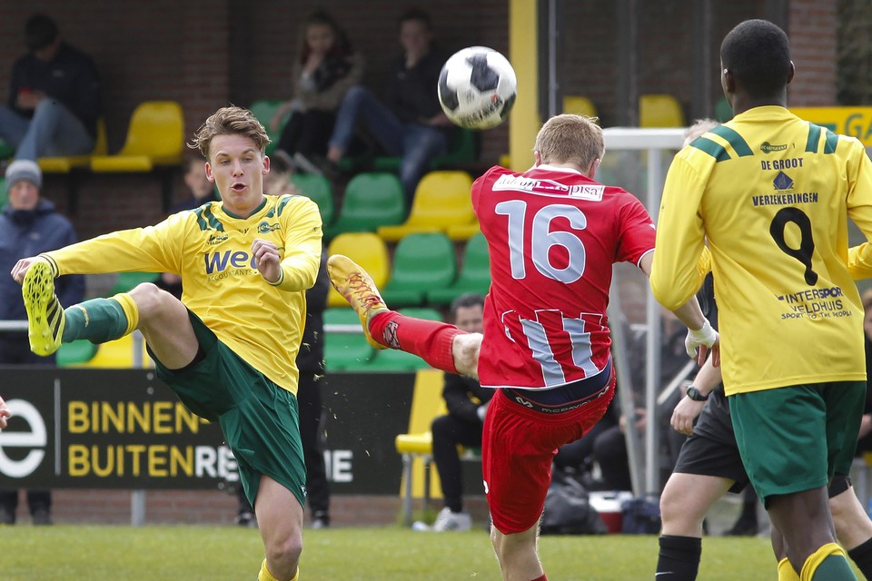 Jorn Brouwer (lnks) vorig seozoen in de competitiewedstrijd tegen Zouaven.