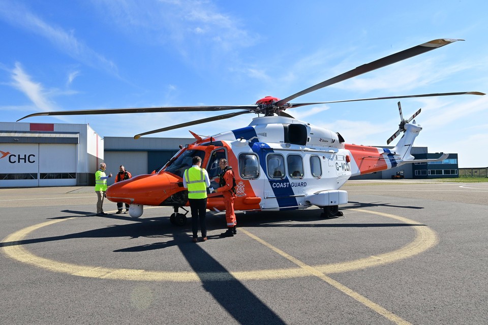 Fysica gaan beslissen Erge, ernstige Nieuwe helikopter Kustwacht laat zich even zien op toekomstige thuisbasis  in Den Helder. Eerste van twee nieuwe patrouillevliegtuigen is in ons land  | Noordhollandsdagblad
