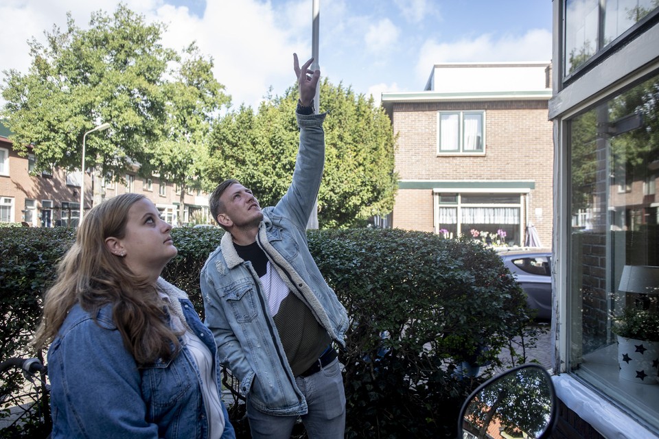 Kiki Klein en Robert Rekelhof nemen een kijkje bij een huis aan de Spilbergenstraat.