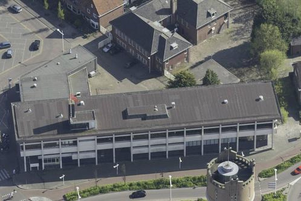 Het oude postkantoor met daarin het Rob Scholtemuseum. De satellietopname is van vóór de reconstructie van het Stationsplein.