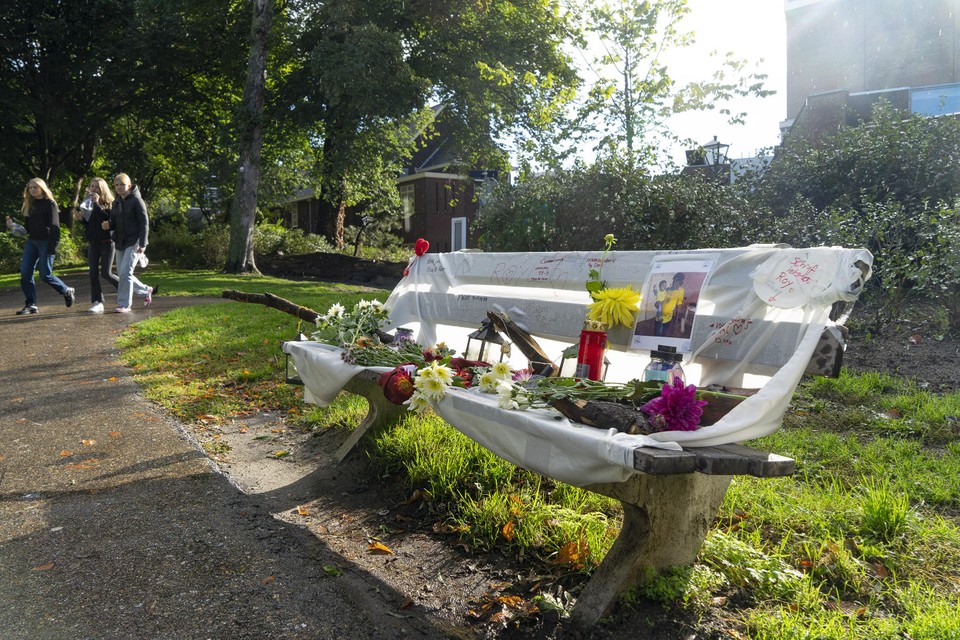 Op het bankje van Roy Fidelis ligt een laken met bloemen en kaarsjes.