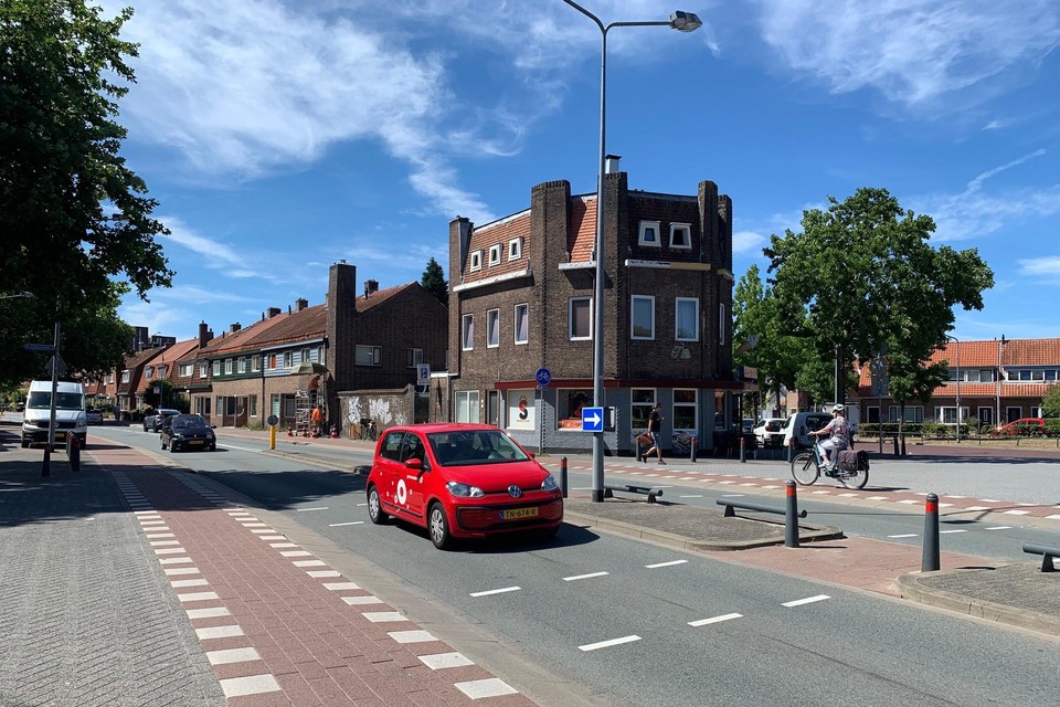Auto die vanuit de Beatrixtunnel komen zijn pas laat te zien door de bocht in de weg vlak voor de kruising Kleine Drift-Ehrlichstraat.