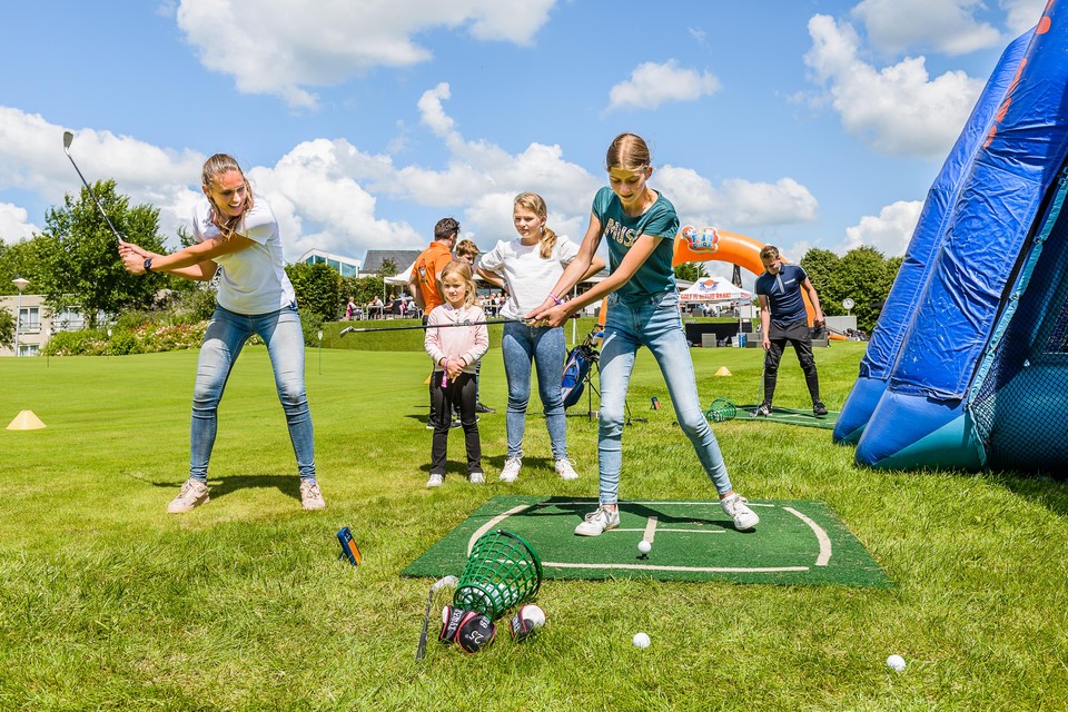 Golfinstructeur Lisa van Kampen samen met de zusjes Rosalie (7), Sofie (11) en Julia (12).