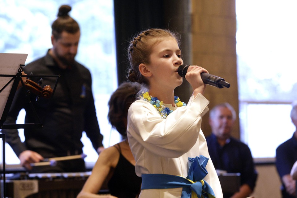 De winnaar van Ukraina's got talent van 2017 Veronika Morskaya opent het concert met het Oekraïense volkslied.