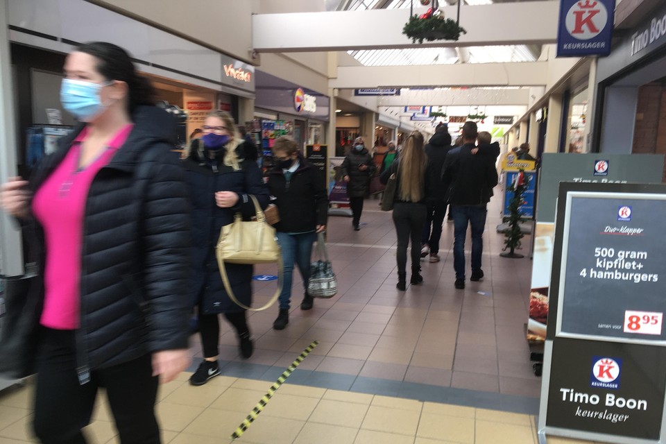 Winkelend publiek probeert nog gauw de laatste inkopen te doen op maandag in winkelcentrum De Streekhof in Bovenkarspel.