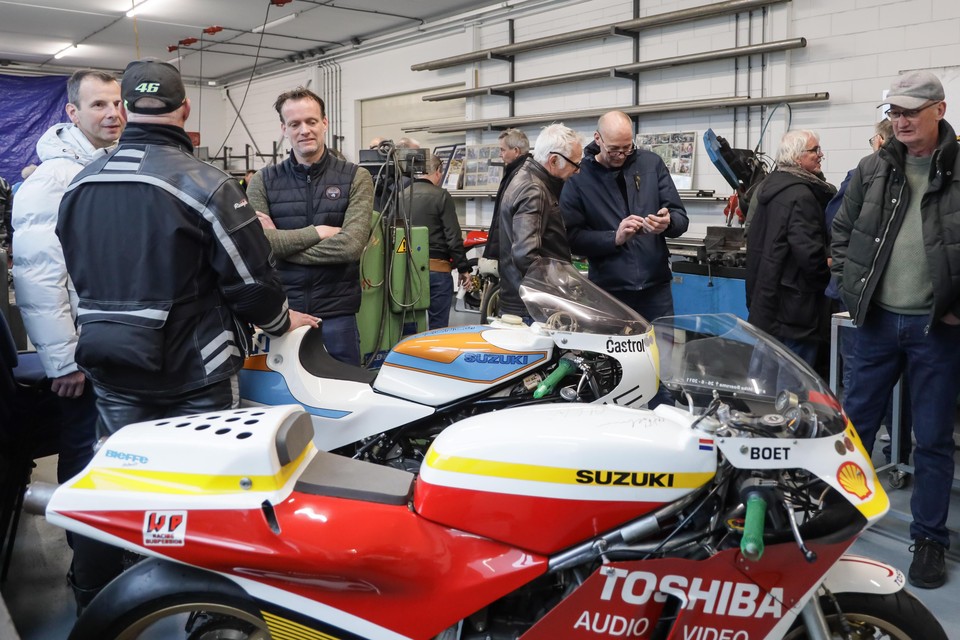 Bezoekers bij de motoren van oud-racetoppers Boet van Dulmen en Jack Middelburg, die ook te bewonderen waren in Hem.