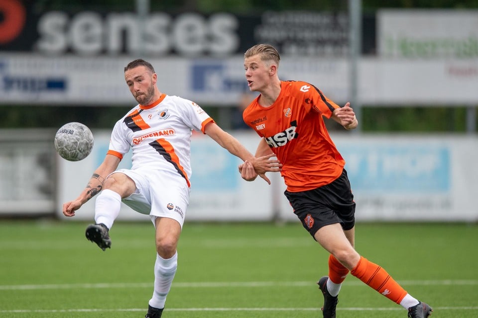 Milan Zonneveld (rechts) in actie voor Jong FC Volendam tegen Kay Blokland van Katwijk.