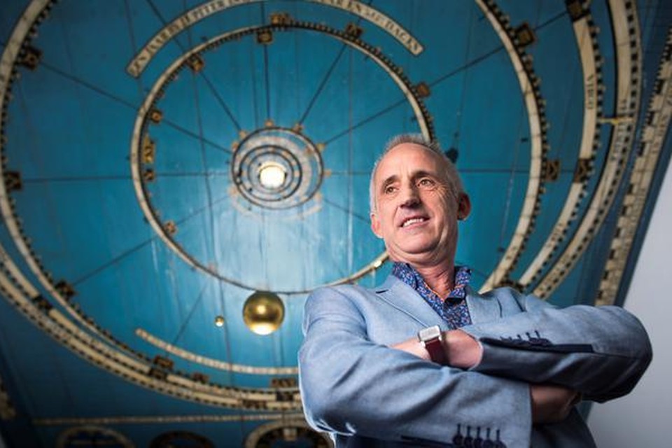 De Alkmaarse directeur Adrie Warmenhoven in het tot werelderfgoed uitgeroepen planetarium in Franeker.