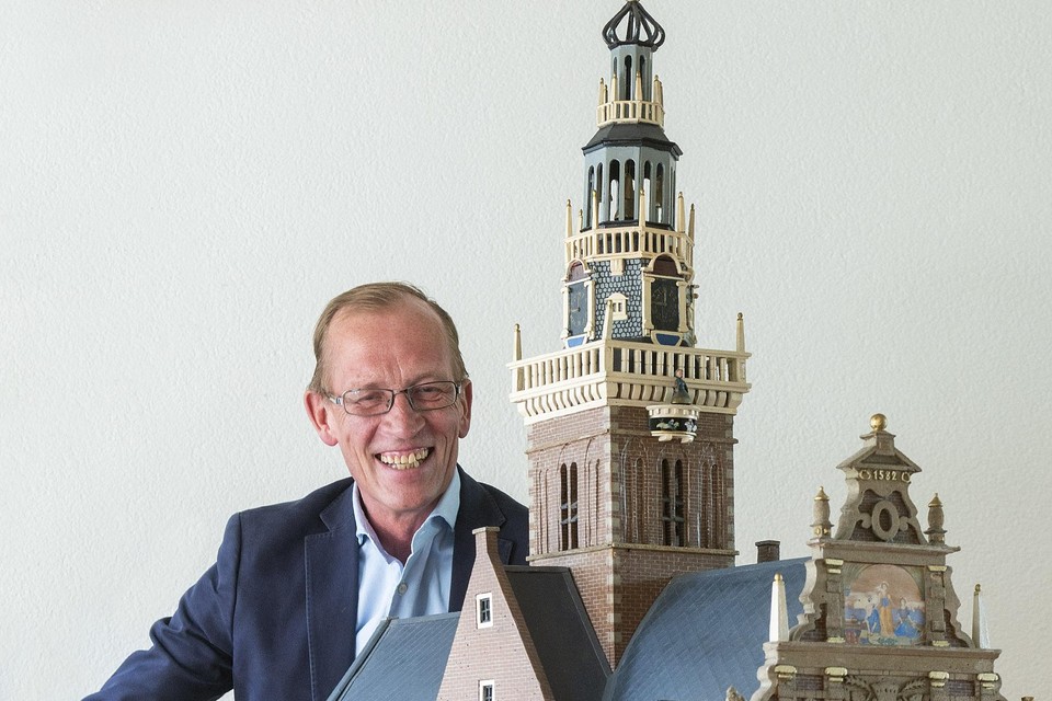 Ron Haker met zijn maquette van het Alkmaarse Waaggebouw.