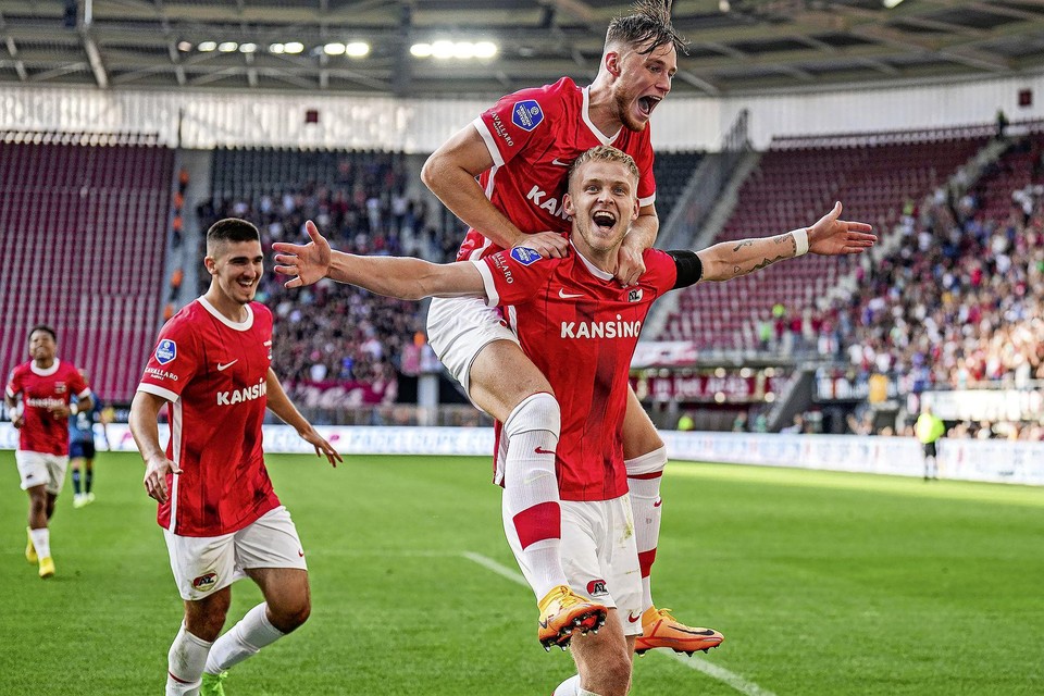 Jens Odgaard in extase na zijn doelpunt tegen FC Twente. Mayckel Lahdo en Sam Beukema komen het feestje meevieren.