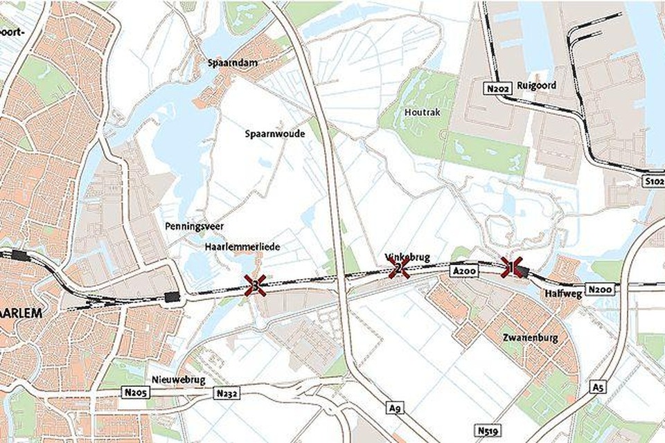 Het spoor tussen Halfweg en Haarlem wordt een onneembare barrière.