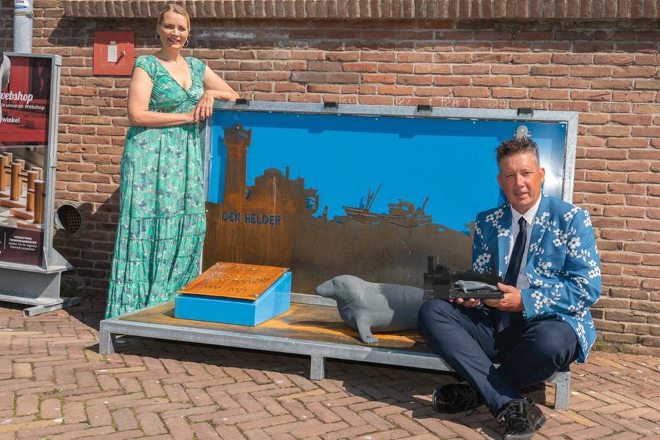 Mirjam Dijk en Bert de Groot bij het onthulde kunstwerk van zeehond Bertus.