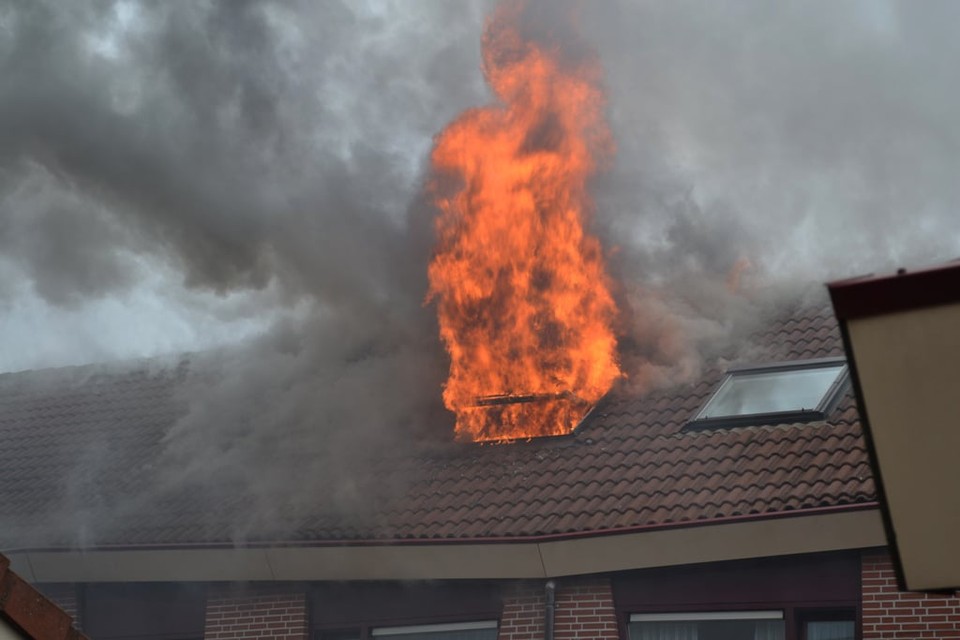 Uitslaande zolderbrand in Heemskerk. Foto Bjorn Muskee