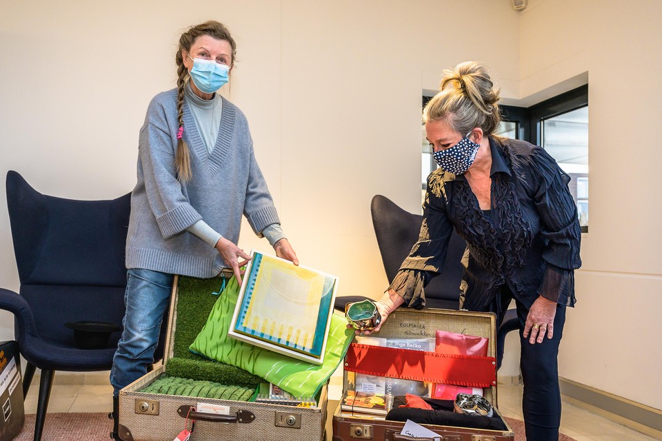 Piep van Sante en Inge Becka met de koffers met hun kunstwerken.