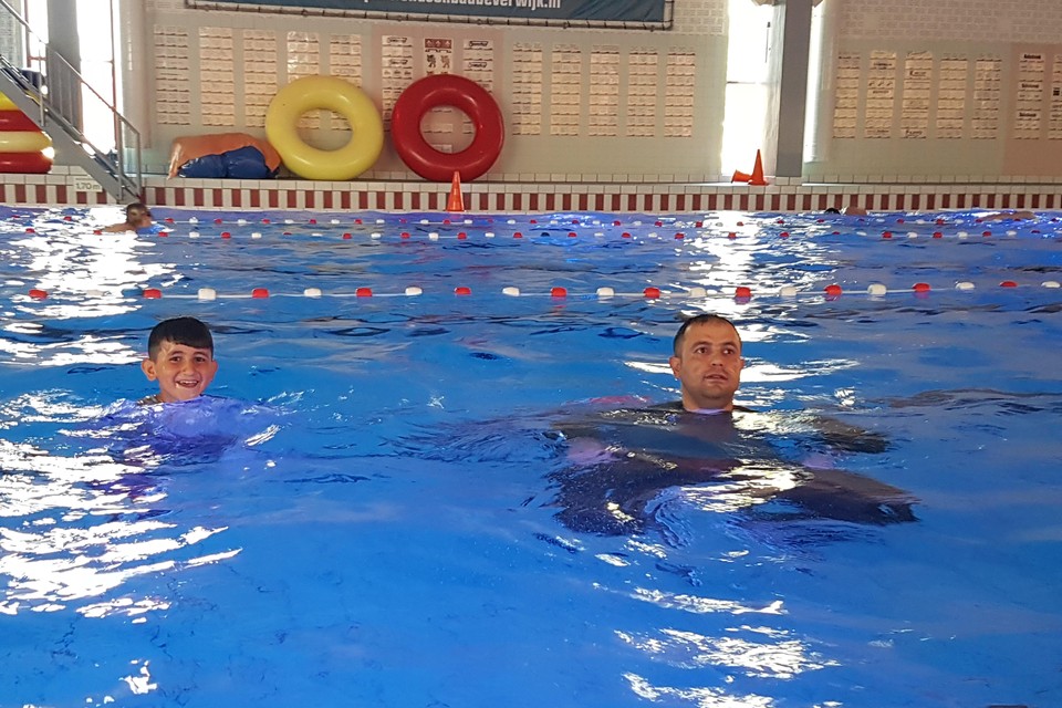 Shyar en zijn zoon Ali zwemmen samen af voor hun A-diploma in het Sportfondsenbad.