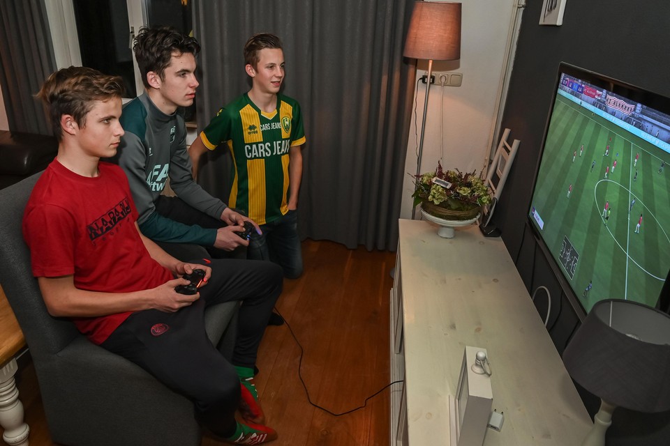 Nick, Mitch en Mike Beemster (vlnr) spelen een spelletje Fifa.