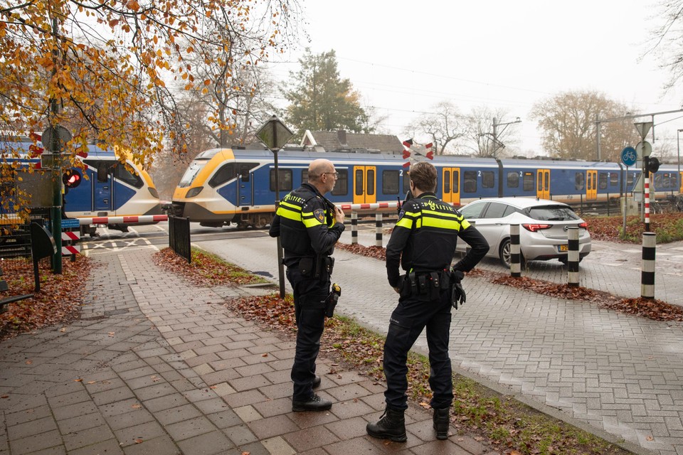 De politie bewaakt de spoorwegovergang tijdens het dolle-paardenuurtje in Baarn.