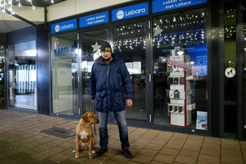 Peter Schenk houdt met vervaarlijk ogende hond de wacht bij de winkel van zijn neef Martin. 'Hij moet met een gerust kunnen slapen' | Noordhollandsdagblad