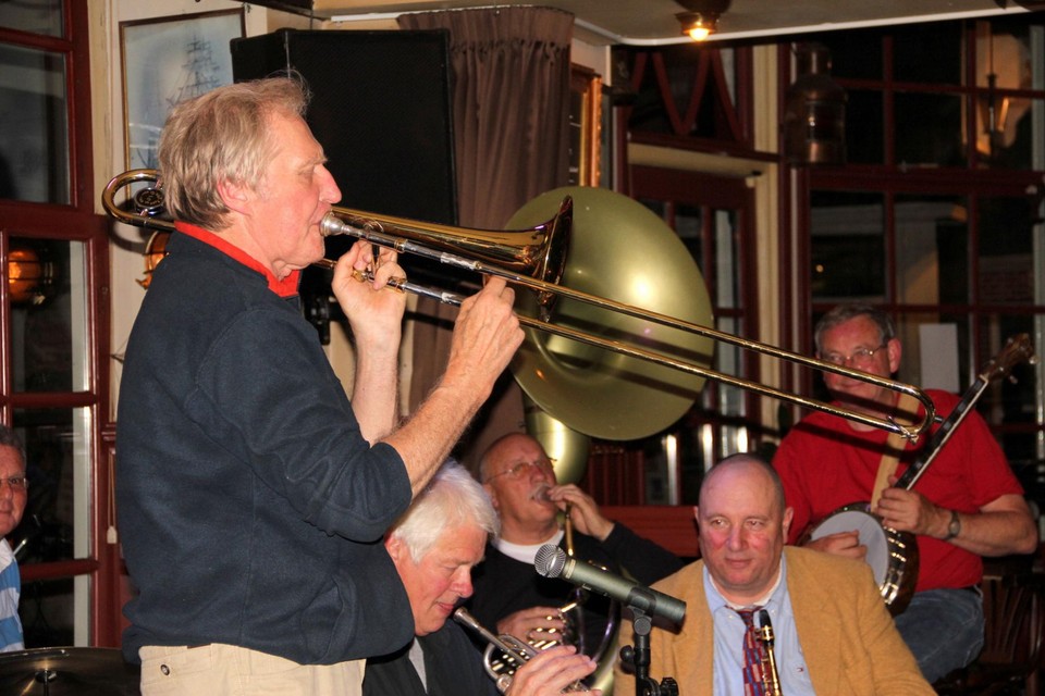 De Zaanse Jazzclub speelt al sinds 1983 in de Zaanstreek. Voornamelijk de oude stijl proberen ze in leven te houden, waar de trombone en de banjo essetiele instrumenten zijn.
