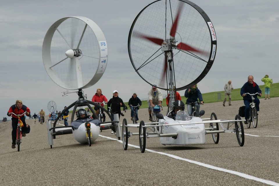 Windkarren op de dijk tijdens een van de eerste edities van Racing Aeolus.