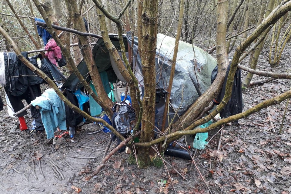 Een tentje in het Streekbos, waar een dakloze enige tijd terug verbleef.
