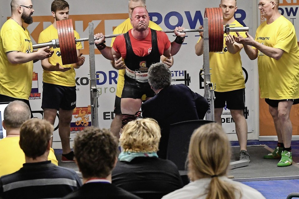 Sven de Houting van SSS uit Alkmaar strekt 325 kg. Dat is een nieuw Nederlands record in zijn klasse.