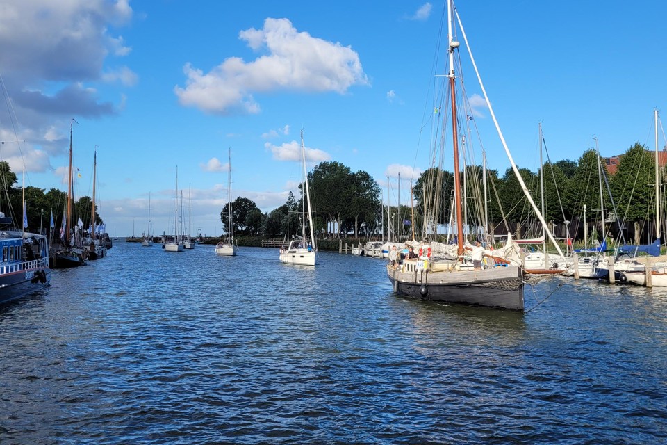 De binnenkomende boten varen in de Oosterhaven.
