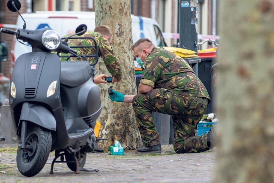 De Explosieven Opruimingsdienst Defensie (EOD) stelt de handgranaat veilig op de Haarlemse Botermarkt.