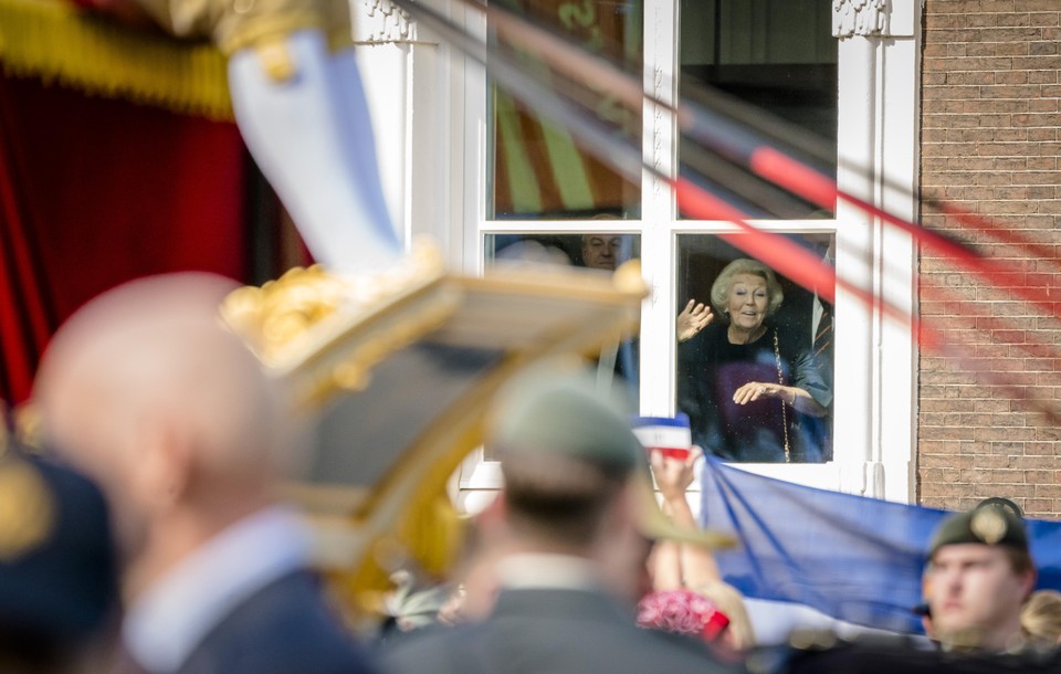 Prinses Beatrix bekijkt de koninklijke stoet met de Glazen Koets op Prinsjesdag.