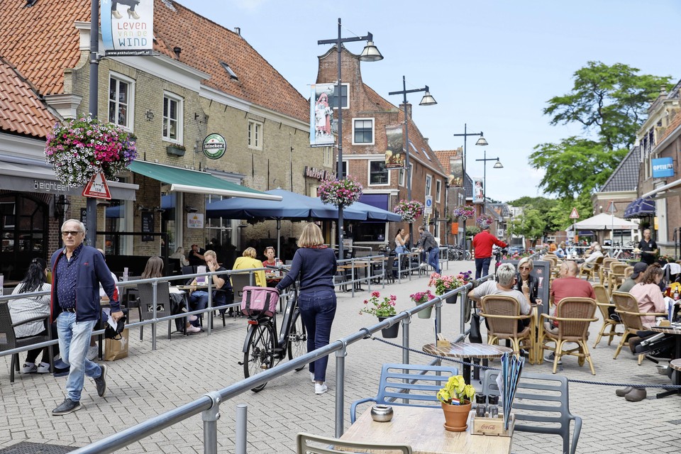 De Melkmarkt in Enkhuizen, afgelopen zomer: vrij baan voor voetgangers en terraszitters.