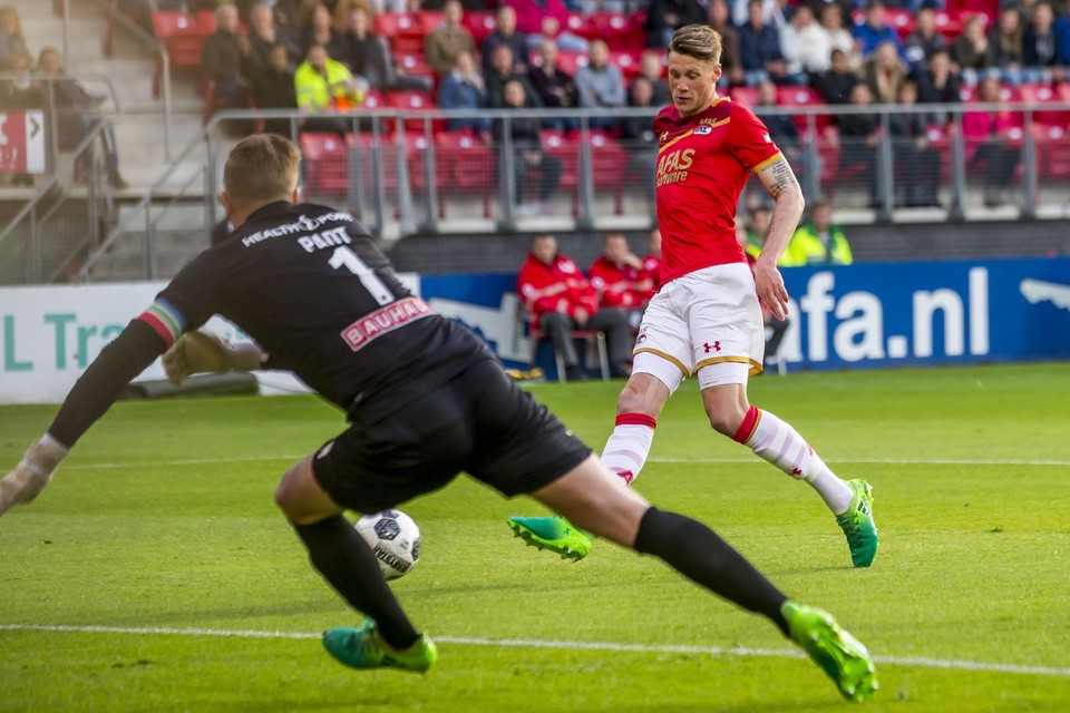 AZ speler Wout Weghorst scoort de 1-0.