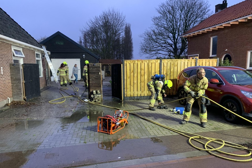 De brandweer had het vuur in de woning langs de Hemmerbuurt in Hem snel onder controle.