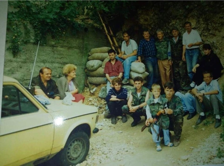 Inwoners van Mostar houden zich schuil bij een bunker.