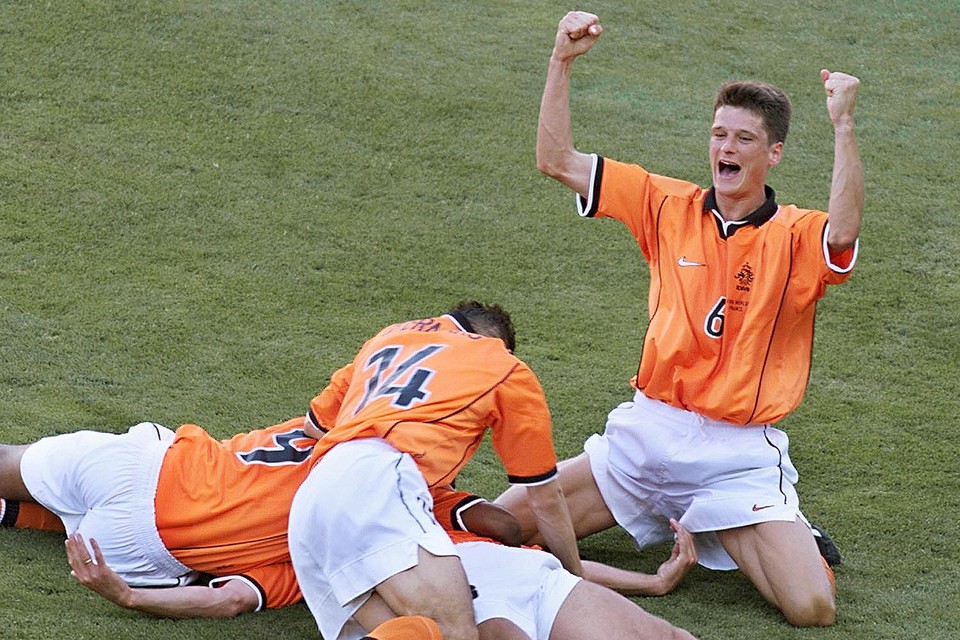 Wim Jonk viert de treffer van (de onder medespelers bedolven) Dennis Bergkamp in de kwartfinale tegen Argentinië op het WK in 1998.