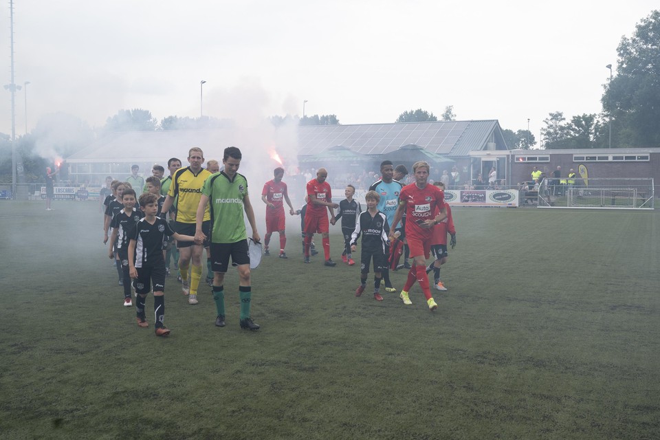 De spelers van Oosthuizen en De Rebellen werden feestelijk onthaald.