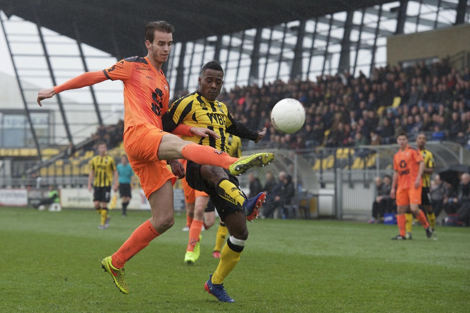 Nick Zeijlmans (links) met Jong FC Volendam in actie tegen Rijnsburgse Boys.