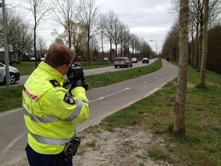 Een agent controleert langs de Hoornseweg bij Wognum. Het hoogheemraadschap gaat nog wat achterstallig onderhoud inhalen.