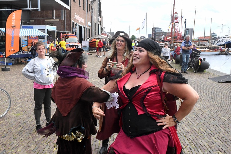 Een dansje op een van de kades van Willemsoord tijdens de Jutterhavendagen.
