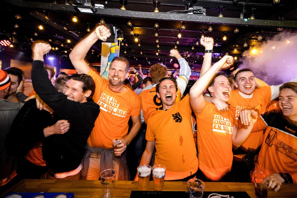 Voetbalfans juichen bij de 3-1 voor Nederland in een Eindhovens café.