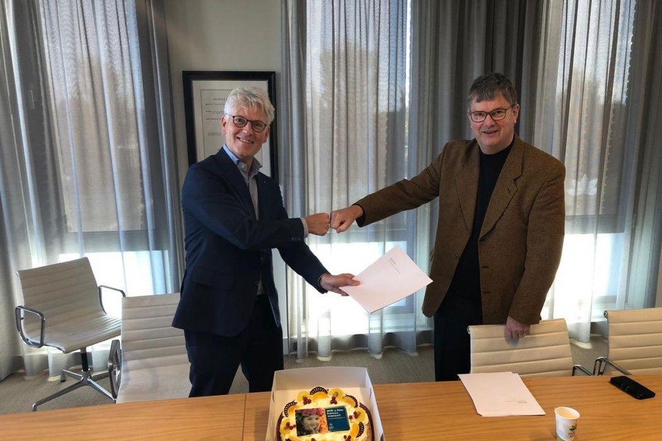 Guido Scholtens, directeur Scholtens Projecten (links) en wethouder Theo Groot tekenen een intentieovereenkomst.