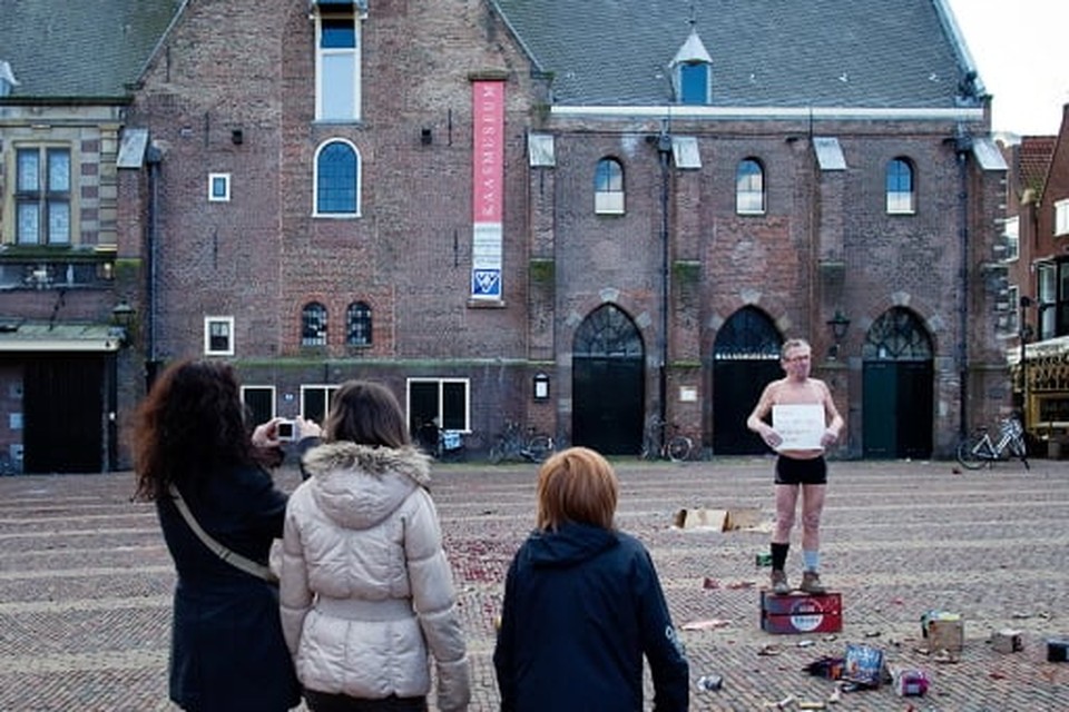 Attractie: actievoerder Klaas van Leeuwen op het Waagplein in Alkmaar. Foto Erna Faust